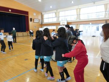 体育館で5年生がじゃんけん列車をしているところ
