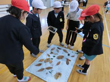 落ち葉を魚に見立てて釣り遊び