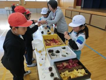 集めた落ち葉を並べてお店屋さんごっこ