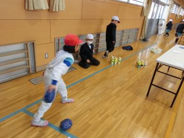 木の葉や実を使っておもちゃを作って遊んでいるところ