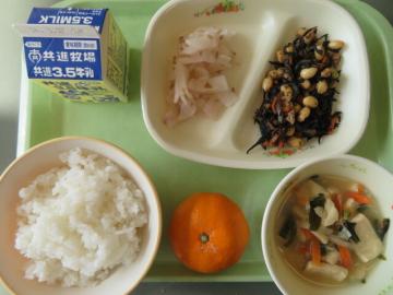 トレーに盛り付けられたひょうご安全の日こんだての様子