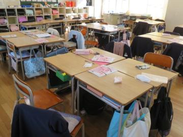 教室で机下に入り安全を確保する児童たちの様子