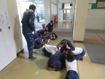 校舎内の廊下で安全を確保する児童たちの様子