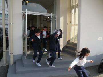 校舎内の北館から避難する児童たちの様子