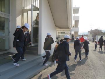 校舎内の北館非常階段から屋外へ避難する児童たちの様子