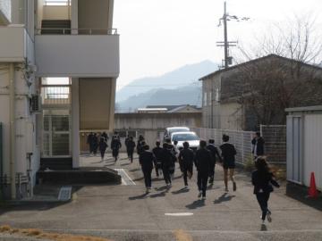 校舎から運動場へ避難する児童たちの様子