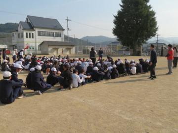 避難訓練で運動場に集合する児童たちの様子