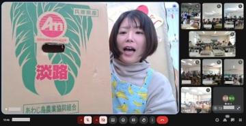 オンラインで段ボールクイズを出題する栄養教諭の様子