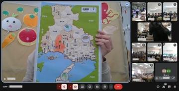 地図を用いて兵庫県の特産物を紹介する栄養教諭の様子
