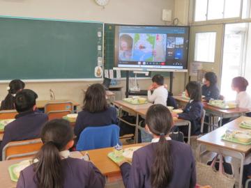 4年教室で給食を食べる児童たちの様子