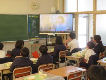 5年教室で給食を食べる児童たちの様子