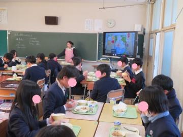 6年教室で給食を食べる児童たちの様子
