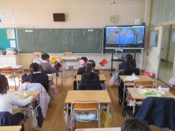 3年教室で給食を食べる児童たちの様子