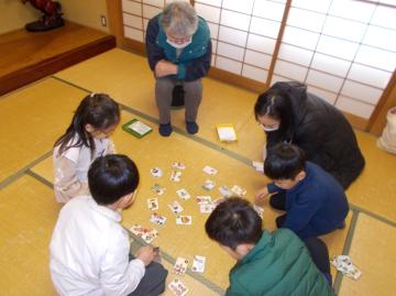 和室で1年生が生涯クラブの方とかるたをしている様子