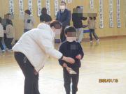 体育館で参加者が昔遊びをする様子（羽子板遊び）