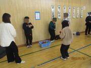 体育館で参加者が昔遊びをする様子（けん玉遊び）