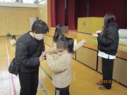 体育館で参加者が昔遊びをする様子（あやとり遊び）