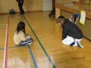 体育館で参加者が昔遊びをする様子（おはじき遊び）