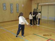 体育館で参加者が昔遊びをする様子（竹とんぼ遊び）