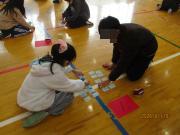 体育館で参加者が昔遊びをする様子（百人一首）