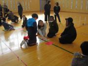 体育館で参加者が昔遊びをする様子（保護者と百人一首）