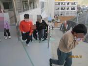 校舎内で避難訓練中の参加者の様子（安全な避難場所へ移動）