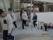 校舎内で避難訓練中の参加者の様子（移動する様子）