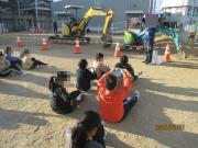 校庭で避難訓練に参加する児童たちの様子（先生のお話）