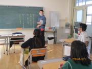 教室内で防災教育の授業を受ける児童たちの様子（6年生）