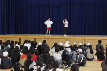 城東小のM-1グランプリで6年生児童が体育館の壇上で漫才をしている写真