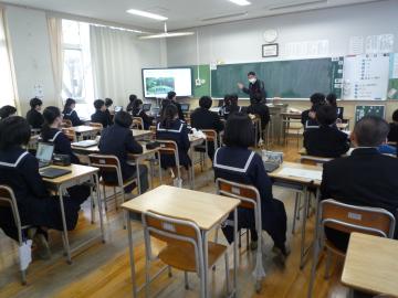 教室で講師の説明を受けながらたずねびとの授業を受ける生徒たちの様子