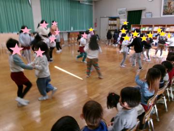 室内で5歳児がジングルベルのダンスを踊っている様子