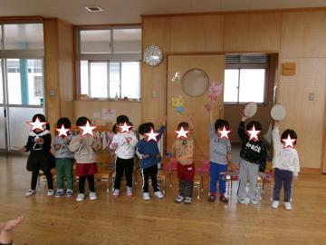 室内で3歳児がリズム遊びをしている様子