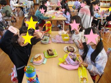 室内で4歳児と5歳児がご飯を食べている様子