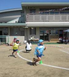 5歳児が園庭でリレーをしている様子