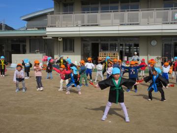 園庭でよさこいを披露する園児たちの様子