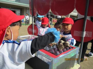 園庭で模擬のたこ焼きを売る園児たちの様子