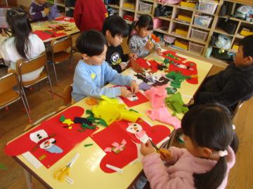 室内で5歳児がクリスマスブーツを製作する様子