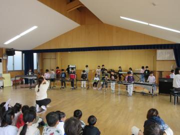 遊戯室で5歳児が合奏する様子