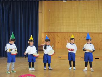 遊戯室で3歳児が楽器遊びをする様子