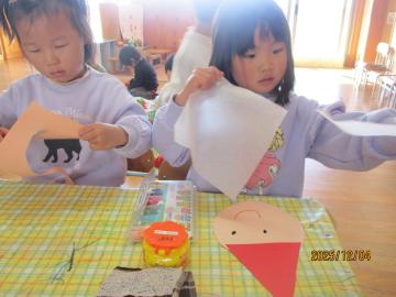 室内で3歳児がサンタさんを製作する様子