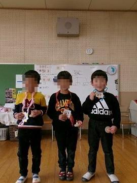 こま大会でメダルを付けている写真