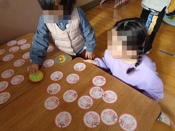 3歳児が絵合わせカードで遊んでいる写真
