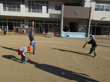 羽根つきをしている写真