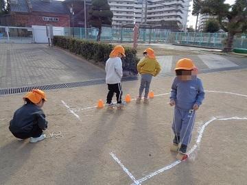 3歳児がパカポコをしている写真