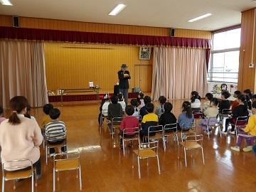 マジックショーを見ている写真