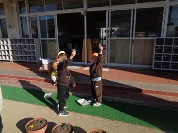 氷を太陽に向けている写真