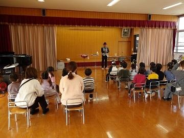 マジックショーを見ている写真