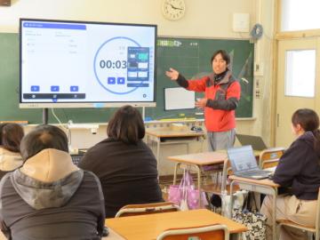 新電子黒板でストップウォッチ機能を説明する先生