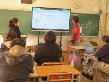 新電子黒板での画面共有の方法を説明するICT支援員